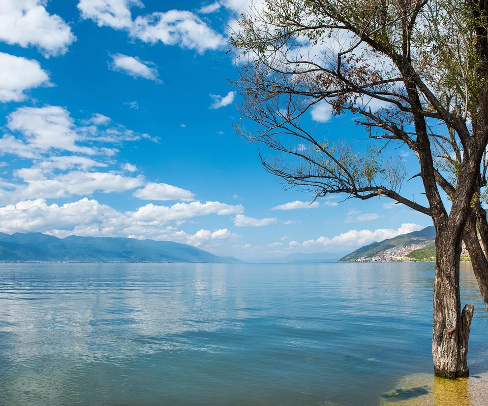 Erhai Lake and the surrounding mountains in Dali, Yunnan