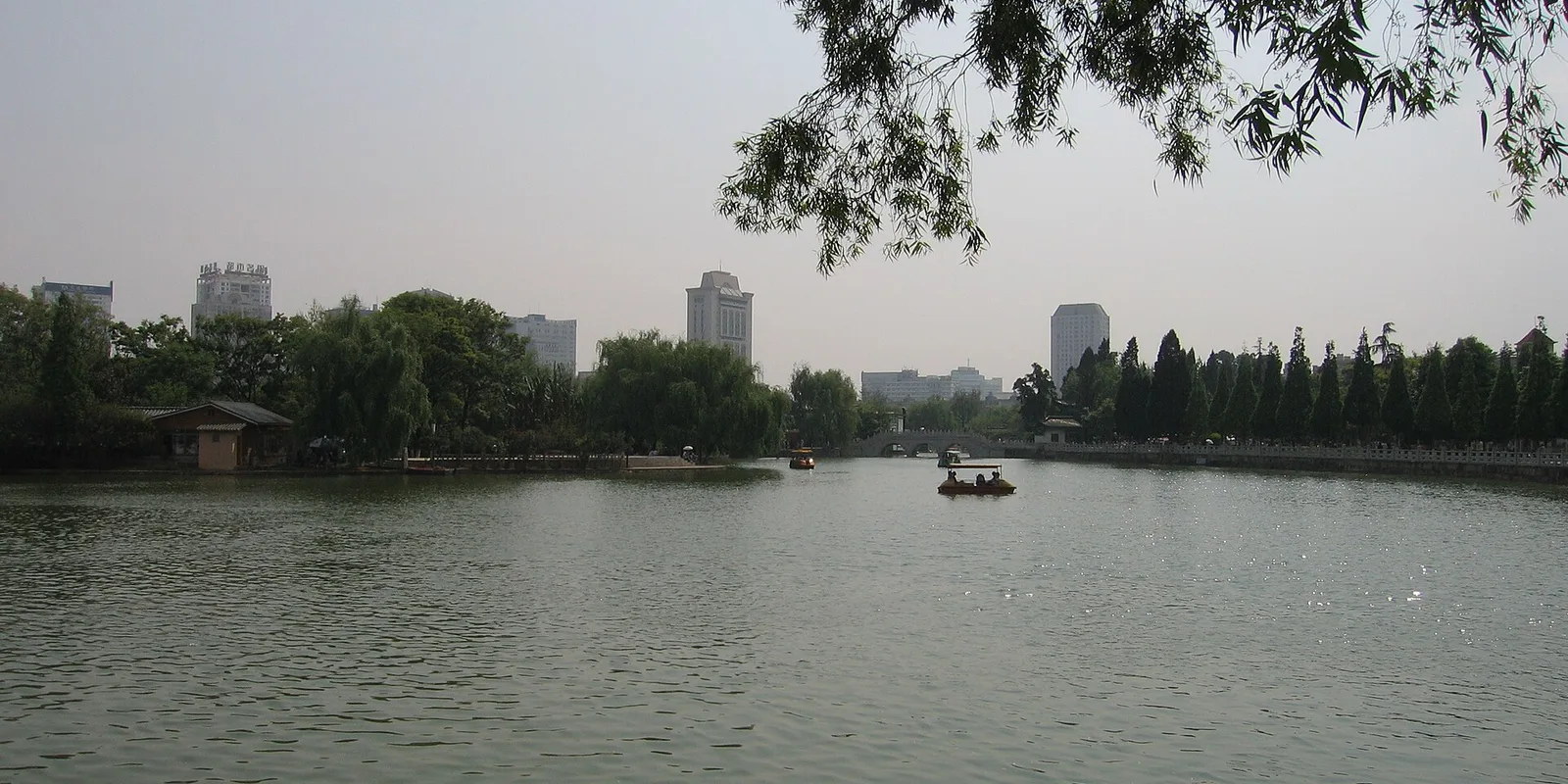 Trees and lakeside paths in Kunming’s Green Lake Park